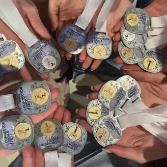 Deltagare med specialdesignade medaljer